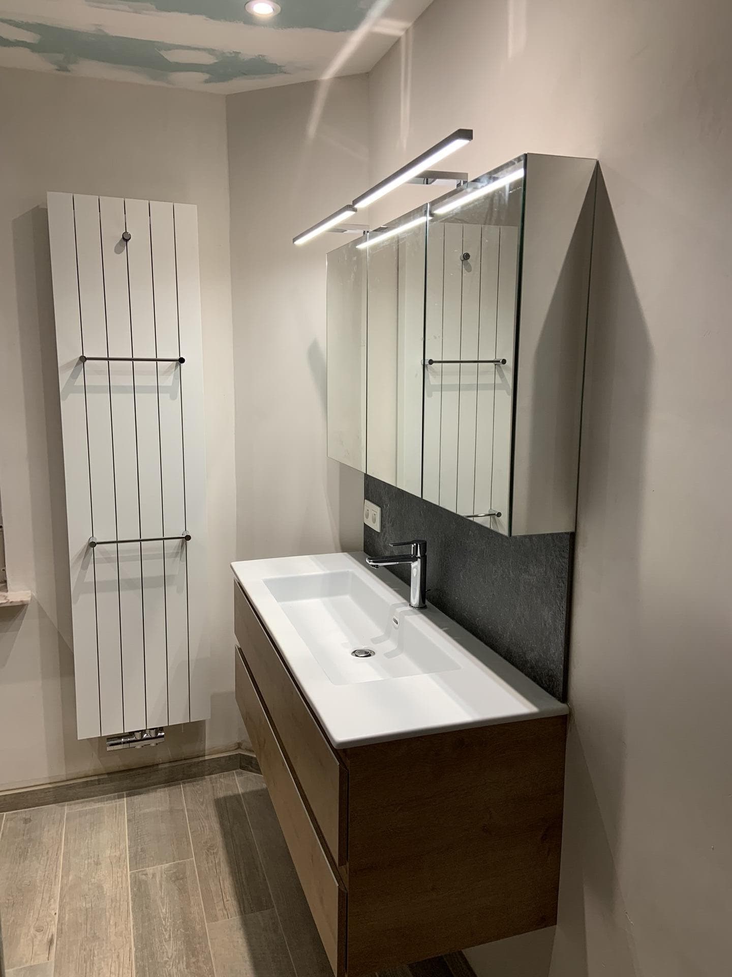 Meuble vasque et radiateur